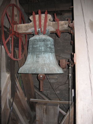 Die “kleine” Glocke mit Aufhängung, Klöppel und Hammerwerk für den Stunden- und Halbstundenschlag
