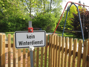 Vielleicht helfen erste sommerliche Sparmanahmen, den Kinderspielplatz am Rottensweg zu erhalten.