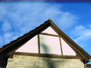Blauer Himmel ber einem ganz alten Bornumer Dach aus der Zeit des Ludwig von Westpfahlen.