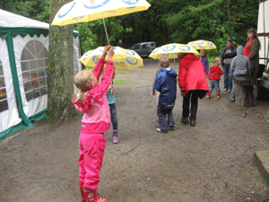 Hurra ! Das erste Schuljahr ist geschafft. Die Regenschirme sind verteilt - Auf in den Elm !