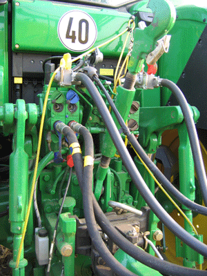 Heckteil eines Traktors - erkennbar die  pneumatischen Verbindungen zur gezogenen Maschine