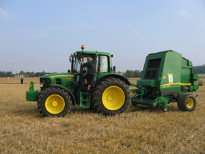 Traktor mit angehängter Strohrollen - Presse -  der Start dieser Technik erfolgte seinerzeit in Bornum