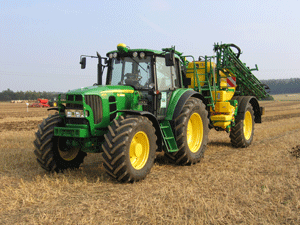 Traktor mit angehängter “Spritze”  -  um Ausbringen von Pflanzenschutzmitteln