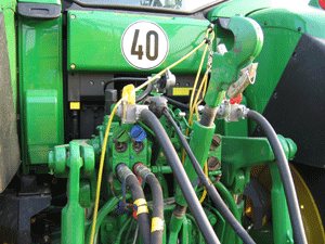 Heck eines Traktors mit Pneumatikschläuchen zur Steuerung der gezogenen Landtechnik