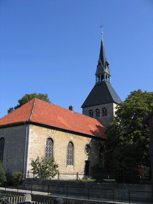Kirchenschiff und Kirchturm von der Dorfstraße aus
